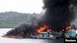 Một vụ đánh chìm tàu cá nước ngoài đánh bắt trái phép ở Indonesia. 