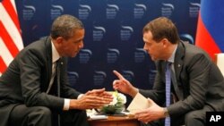 Tổng thống Obama và Tổng thống Nga Dmitry Medvedev trò chuyện trong cuộc họp song phương tại Hội nghị Thượng đỉnh An toàn Hạt nhân ở Seoul, Hàn Quốc, ngày 26/3/2012