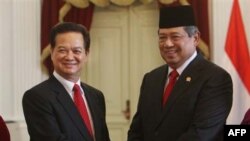 Tổng thống Indonesia Susilo Bambang Yudhoyono đón tiếp Thủ tướng Việt Nam Nguyễn Tấn Dũng tại Dinh Merdeka ở Jakarta, ngày 14/9/2011