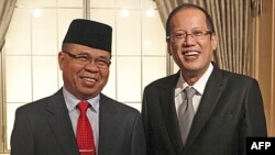 Tổng thống Philippines Benigno Aquino (phải) và Chủ tịch Mặt trận Hồi giáo Moro găp nhau tai Tokyo