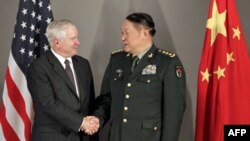 Bộ trưởng Quốc phòng Hoa Kỳ Robert Gates (trái) và Bộ trưởng Quốc phòng Trung Quốc Lương Quang Liệt tại Hà Nội, Việt Nam, ngày 11/10/2010