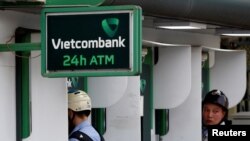 Người dân rút tiền từ máy ATM của Vietcombank ở Hà Nội