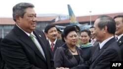 Tổng thống Indonesia Susilo Bambang Yudhoyono (trái) bắt tay ông Nguyễn Văn Chiền, người đứng đầu Văn phòng Chủ tịch nước tại sân bay Nội Bài ở Hà Nội, ngày 27/10/2010