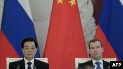 Tổng thống Nga Dmitry Medvedev (phải) và Chủ tịch Trung Quốc Hồ Cẩm Đào tại điện Kremlin, Nga, 16/6/2011