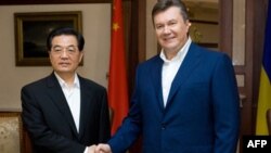 Tổng thống Ukraina Viktor Yanukovich (trái) tiếp Chủ tịch Trung Quốc Hồ Cẩm Ðào khi ông Hồ đến thăm Ukraina