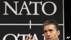 Tổng thư ký NATO Anders Fogh Rasmussen mở cuộc họp báo tại trụ sở NATO ở Brussels hôm 18/4/12