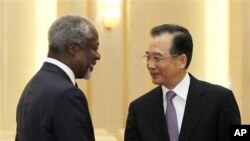 Ðặc sứ Kofi Annan được Thủ tướng Trung Quốc Ôn Gia Bảo chào đón tại Sảnh đường Nhân dân ở Bắc Kinh, ngày 27/3/2012